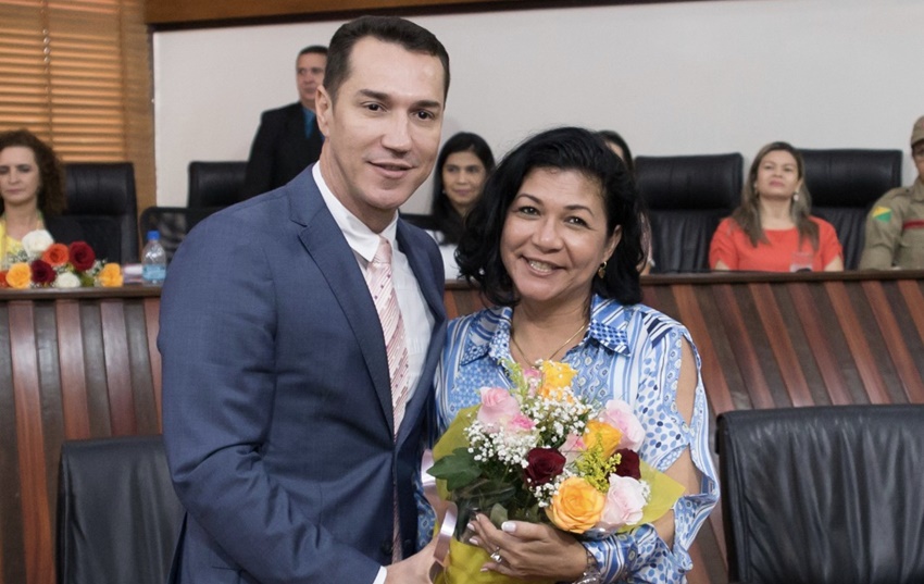 Eliane Sinhasique apresenta dois anteprojetos que beneficiarão mulheres acreanas