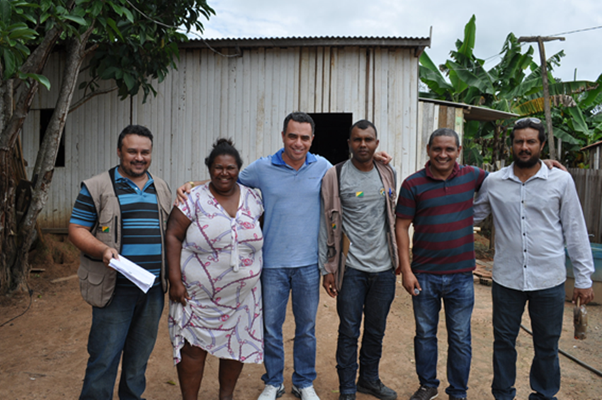 André Maia visita famílias que serão contempladas com regularização fundiária em Senador Guiomard
