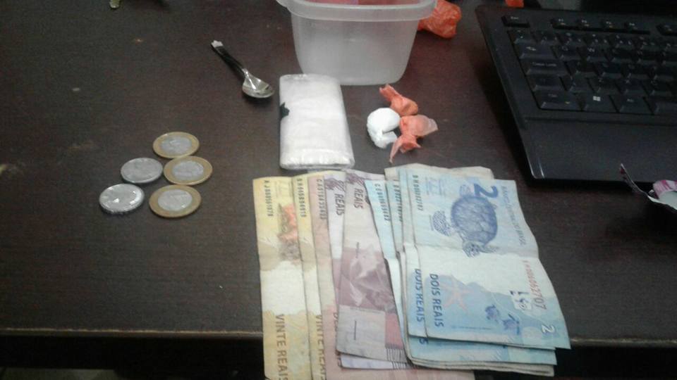 Polícia Militar prende dupla por tráfico de drogas e recuperara moto roubada na Estação Experimental