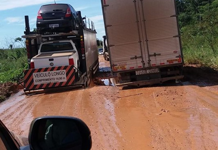 Motoristas reclamam de muita lama e buracos na BR-364 e DNIT esclarece dificuldades