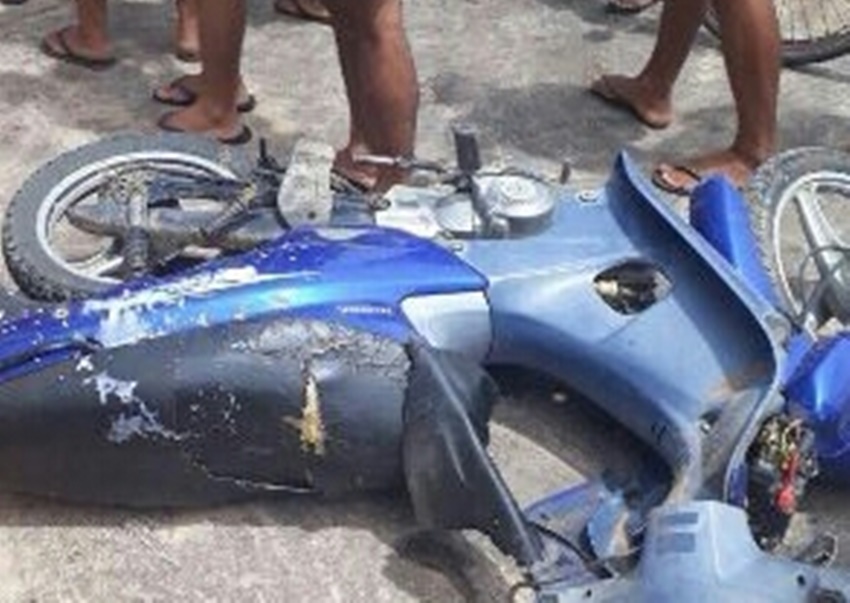 Adolescente de 15 anos morre após choque entre caminhão e moto em Mâncio Lima