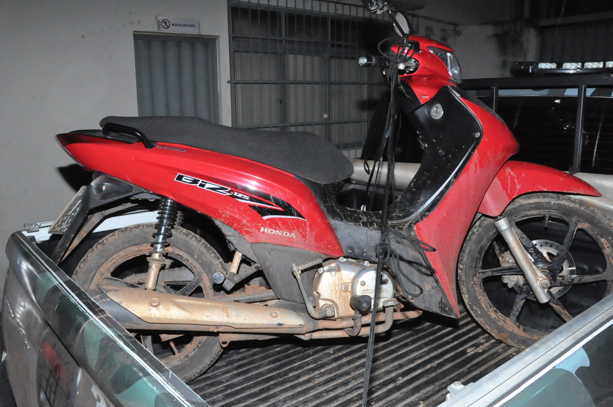 Criminosos tentam matar homem e na fuga rendem uma mulher e roubam motocicleta