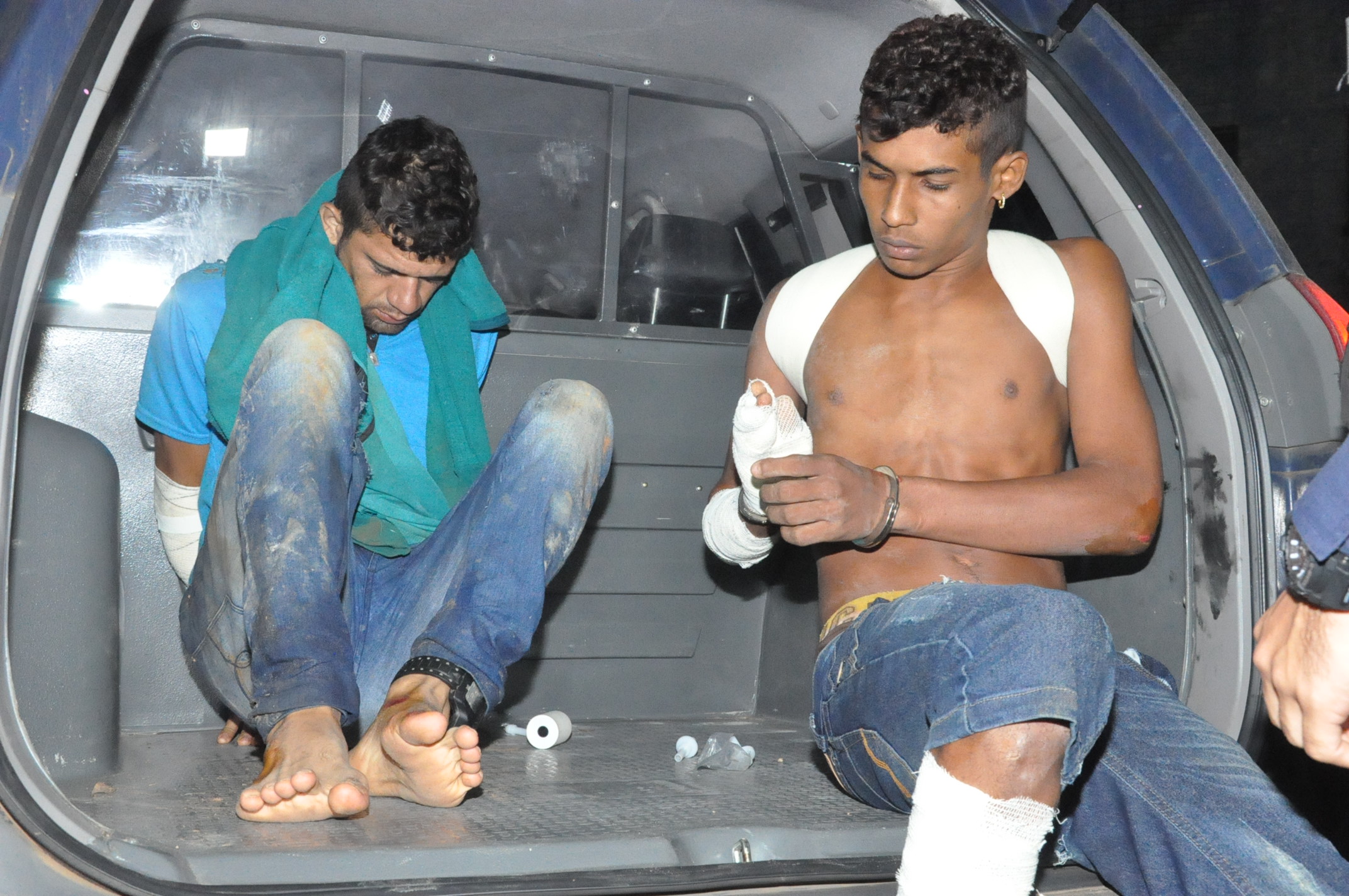 Polícia Rodoviária Federal prende dois homens acusados de assalto, com arma e cinco celulares