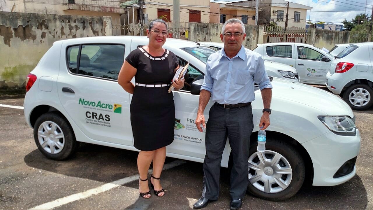 Prefeitura de Assis Brasil recebe veículo e equipamentos para a área de Assistência Social