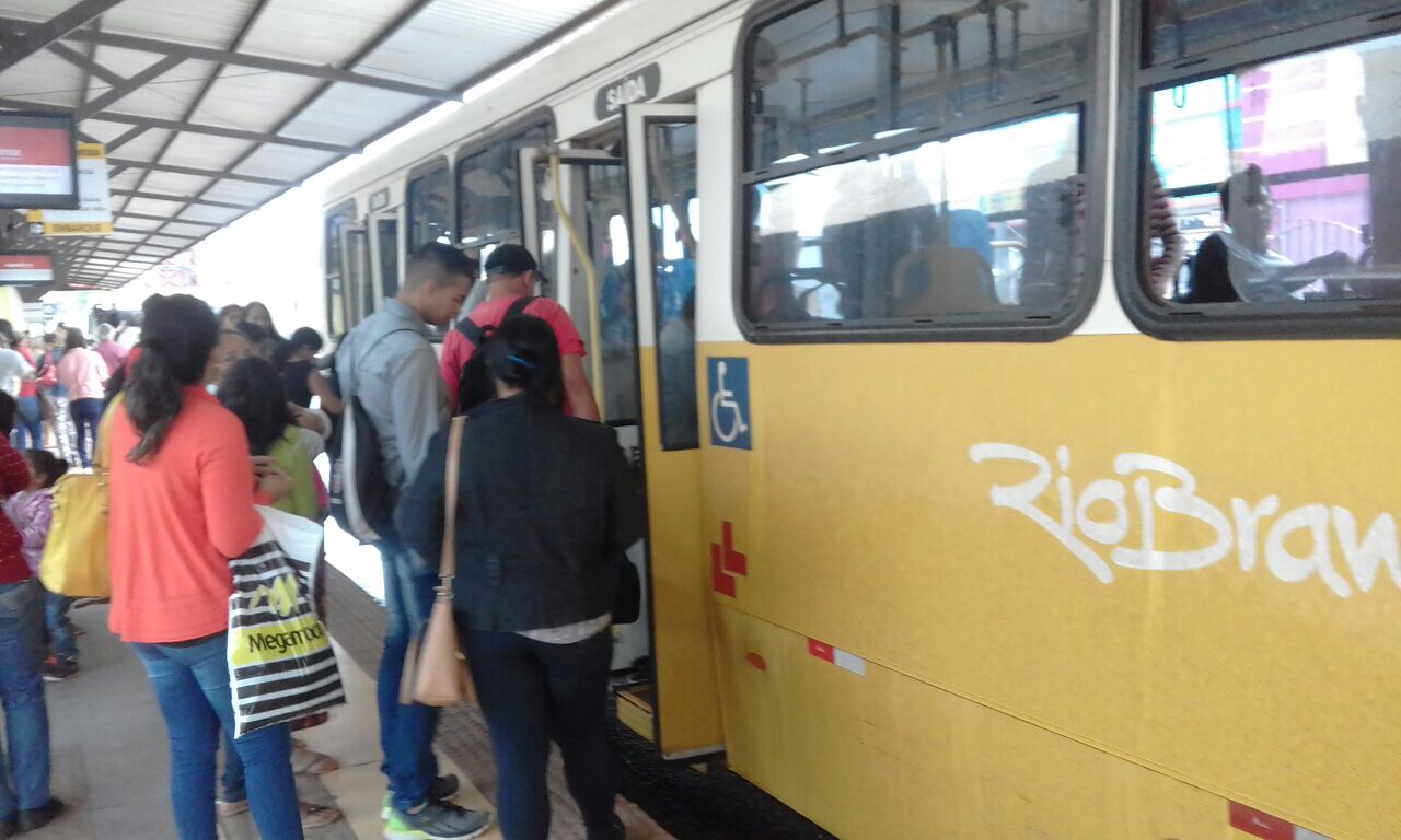 Greve convocada por centrais sindicais ainda não afeta transporte coletivo no AC