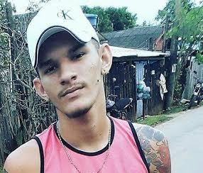 Jovem de 18 anos é baleado na cabeça quando estava em ponto de ônibus em Rio Branco