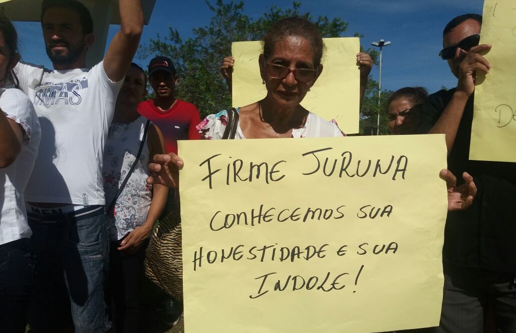 Apoiadores de Juruna protestam contra decisão judicial em frente à sede do TJAC