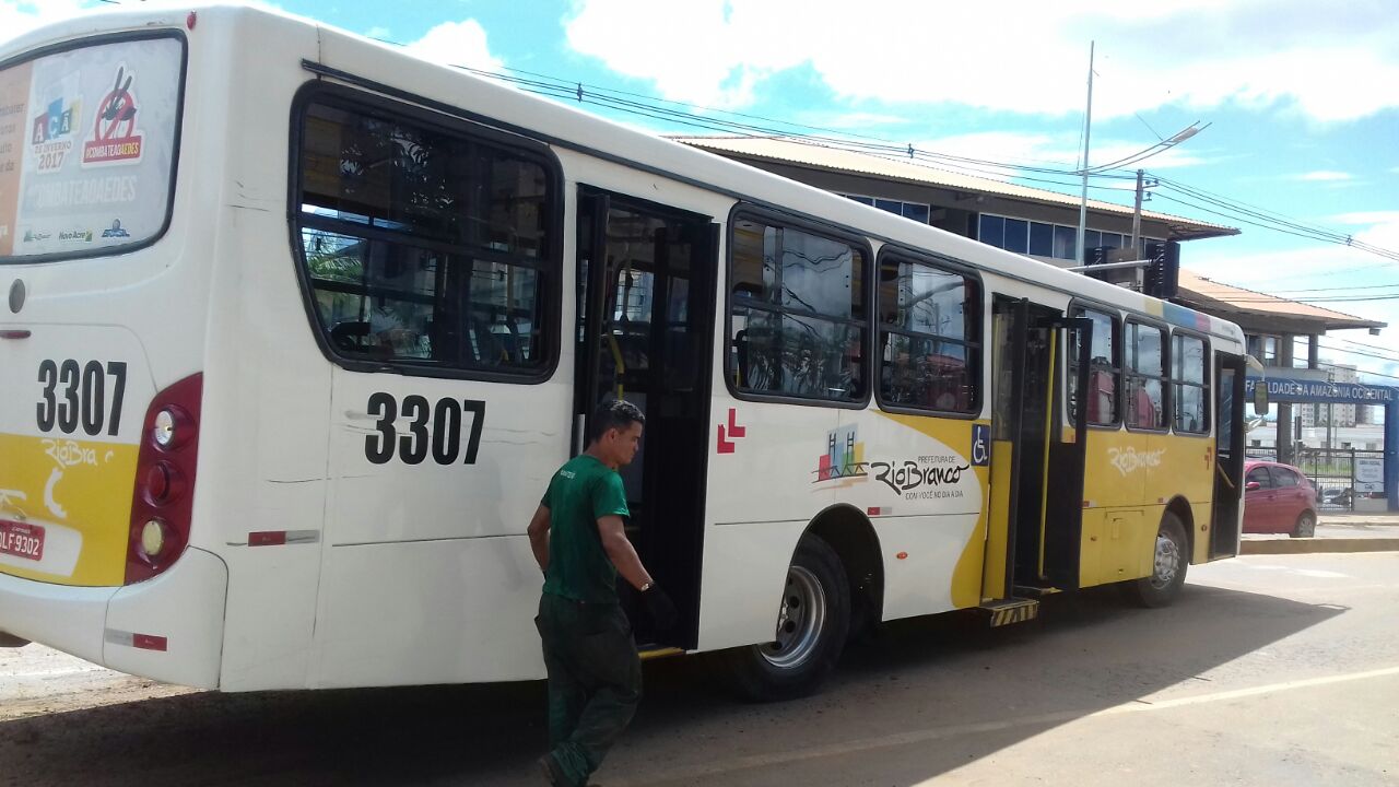 Ônibus quebra peça em movimento, freia bruscamente e três passageiros ficam feridos