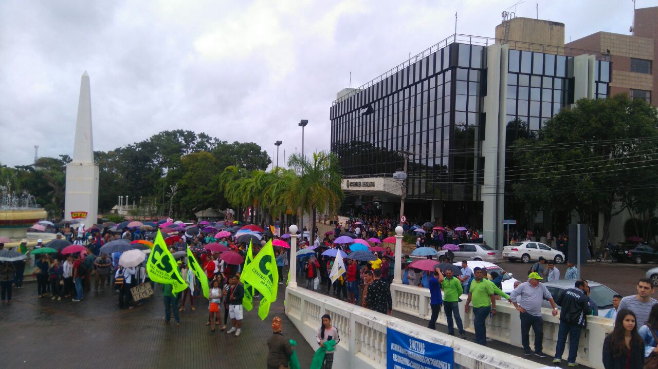 Sindicatos se reunem em frente ao Palácio; “País em crise não é culpa do trabalhador”