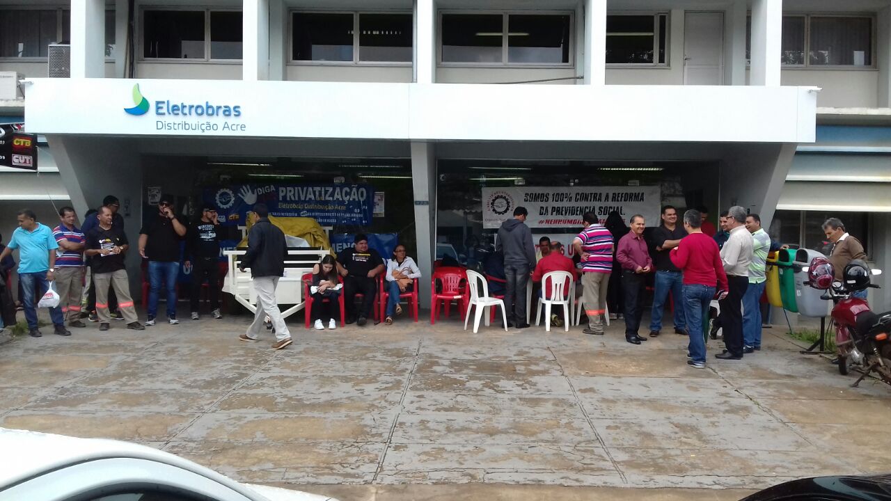 Servidores da Eletrobras paralisam atividades e fazem manifestação