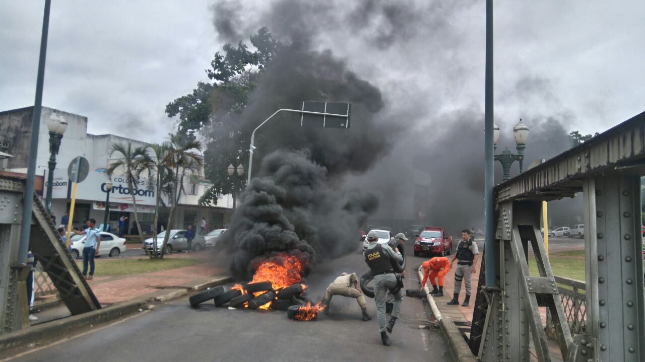 Grupo isolado de manifestantes queima pneus e paralisa trânsito na ponte metálica