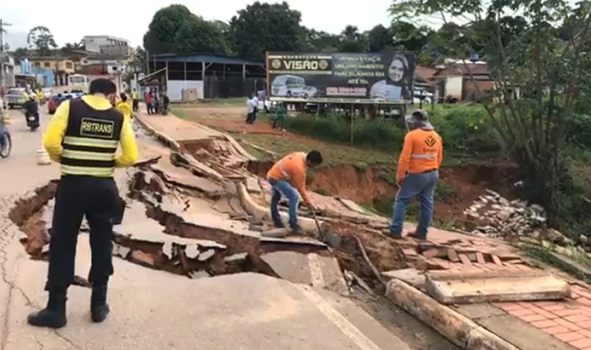Desbarrancamento compromete parte da ladeira do Bola Preta em Rio Branco