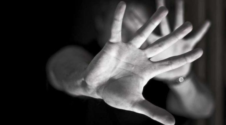 Marido violento quebra perna da esposa na porrada dentro de casa