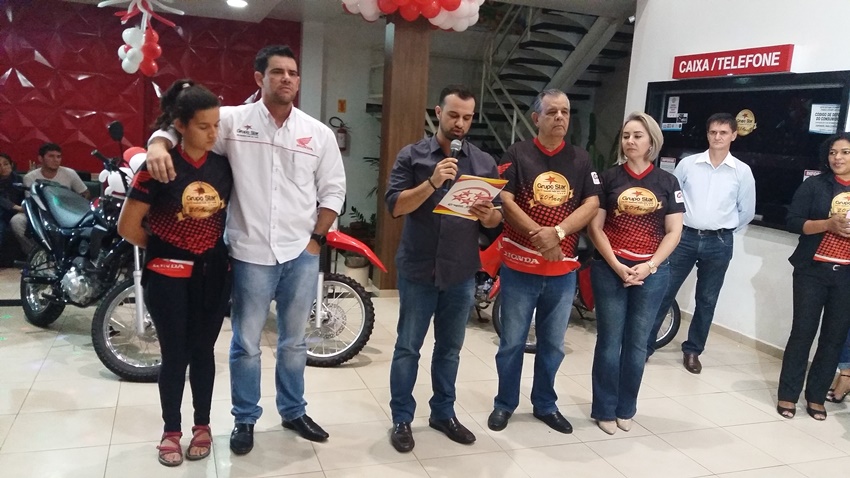 Grupo Star Motos premia felizarda no sorteio de 20 anos de aniversário da empresa