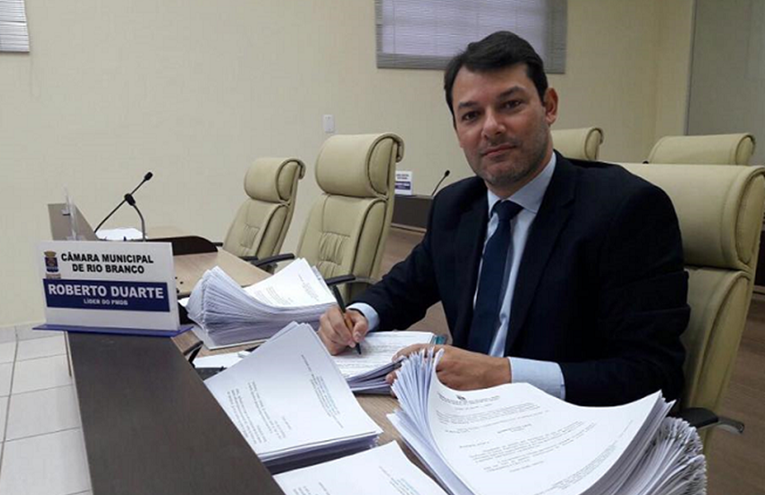 Roberto Duarte falta em três sessões e pede que valores sejam descontados de seu salário