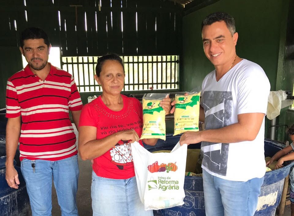 André Maia visita produtores da cooperativa de mandioca em Senador Guiomard