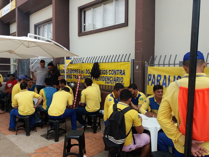 Paralisação dos Correios reúne quase 70% dos funcionários em protesto no centro de Rio Branco