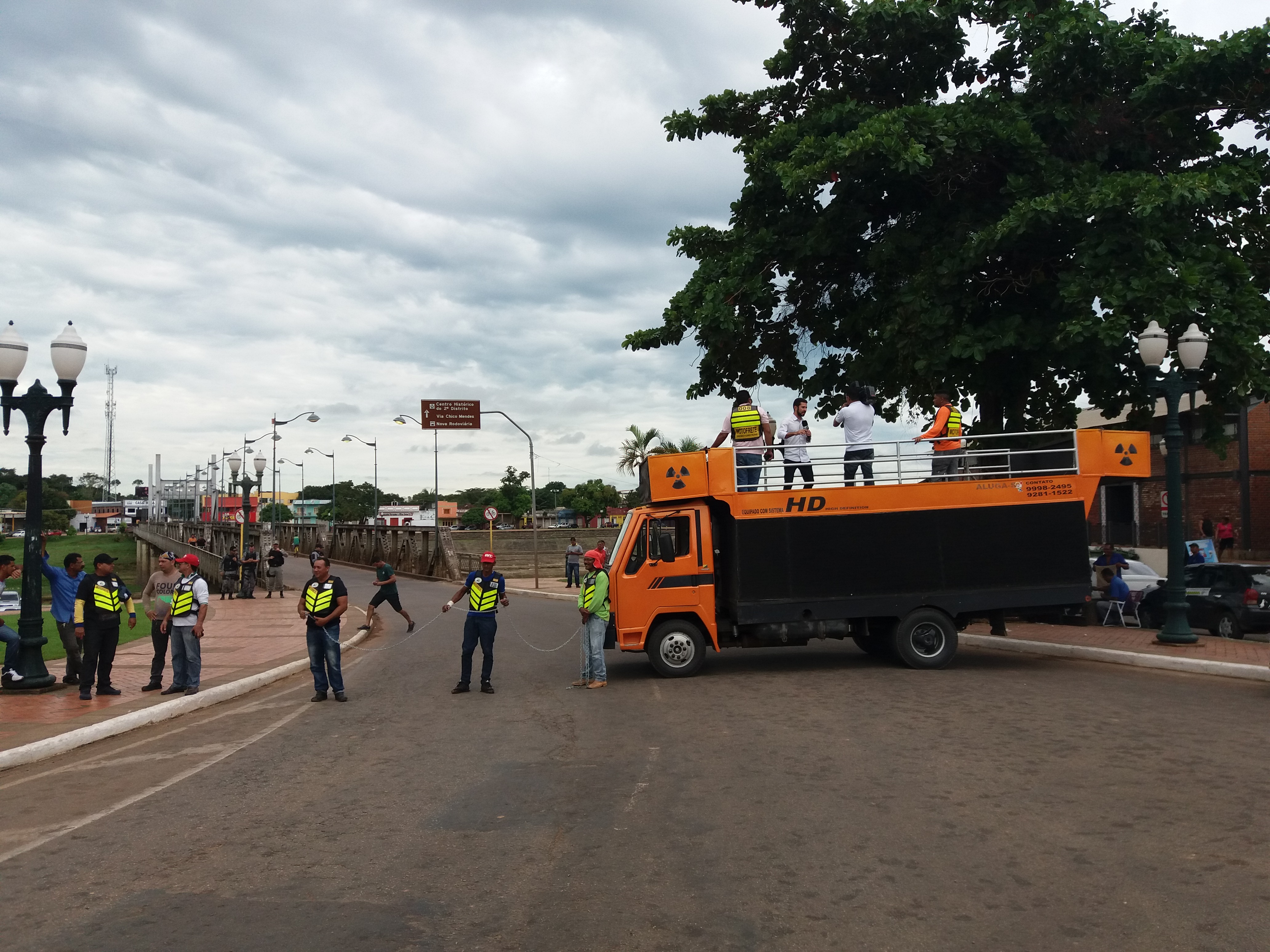 Motofretistas bloqueiam ponte metálica em protesto contra suposta perseguição