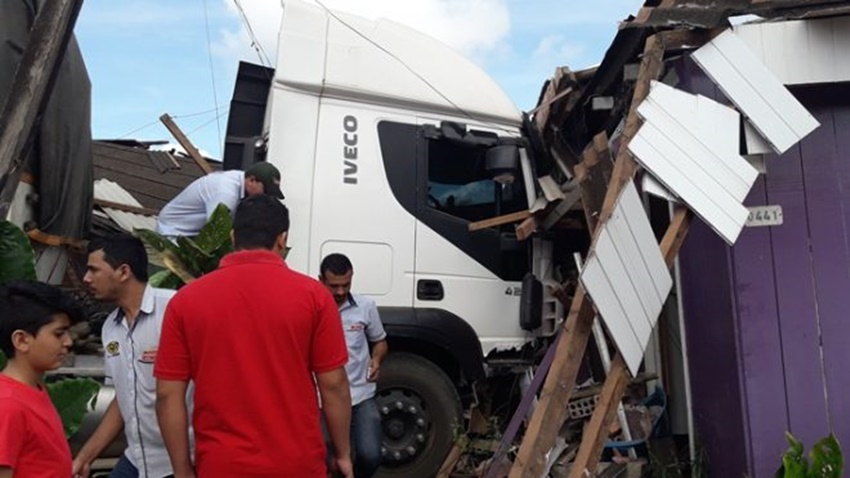 Carreta perde freio, desce ladeira e quase causa tragédia em Epitaciolândia