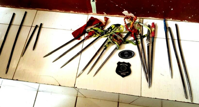 Agentes penitenciários e policiais apreendem várias armas no presídio de Tarauacá