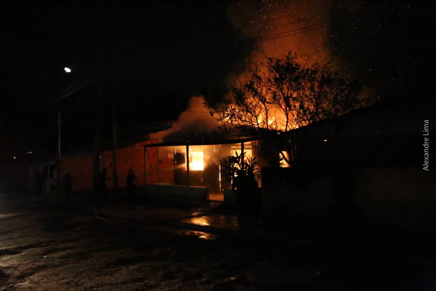 Família sai para passear e na volta encontra casa completamente incendiada em Brasileia