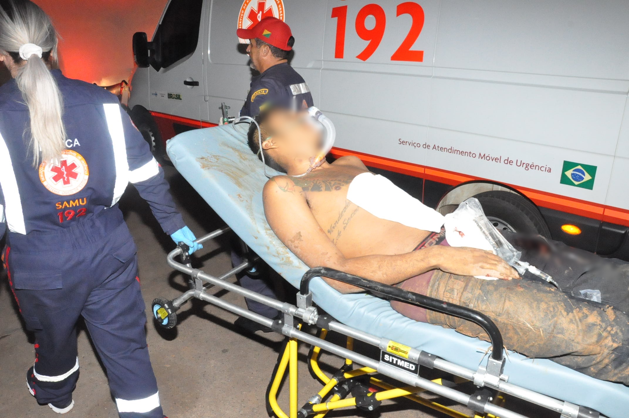 Homem é baleado seis vezes ao lado do filho enquanto aguardava esposa para ir à escola