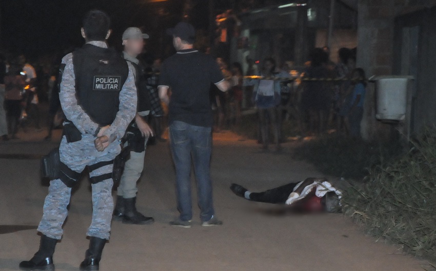 Homem é assassinado na porta de casa com vários tiros no bairro Belo Jardim