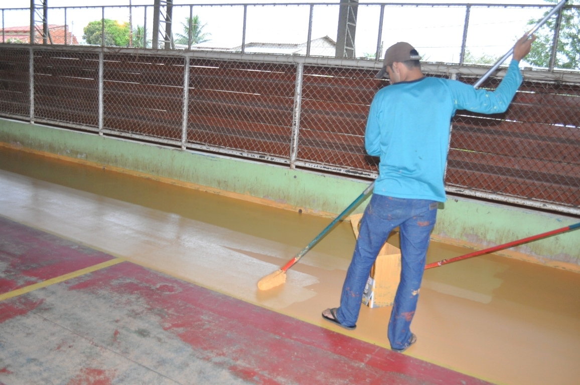 Prefeitura de Sena reforma quadra e piscina na Escola Messias Rodrigues