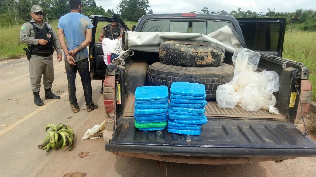 Polícia prende homem com mais 20kg de drogas, R$ 8 mil e duas caminhonetes em Tarauacá