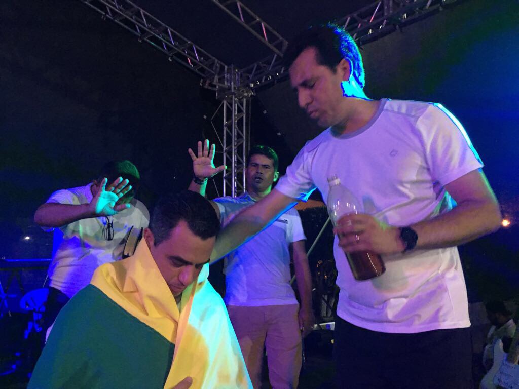 André Maia recebe orações de pastores em Caminhada pela Paz no Quinari