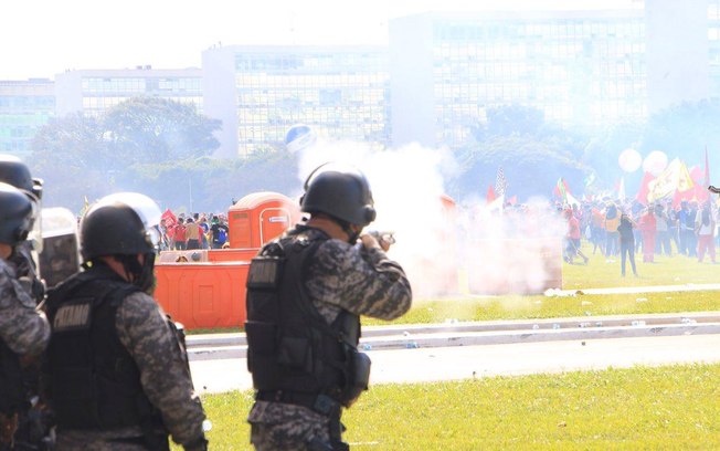 Michel Temer aciona Forças Armadas após grupo atear fogo a ministério durante protesto
