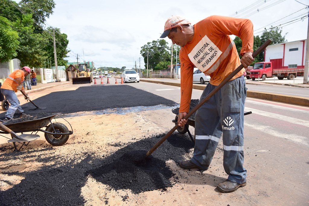 Emurb inicia a semana atuando em 5 diferentes pontos de Rio Branco