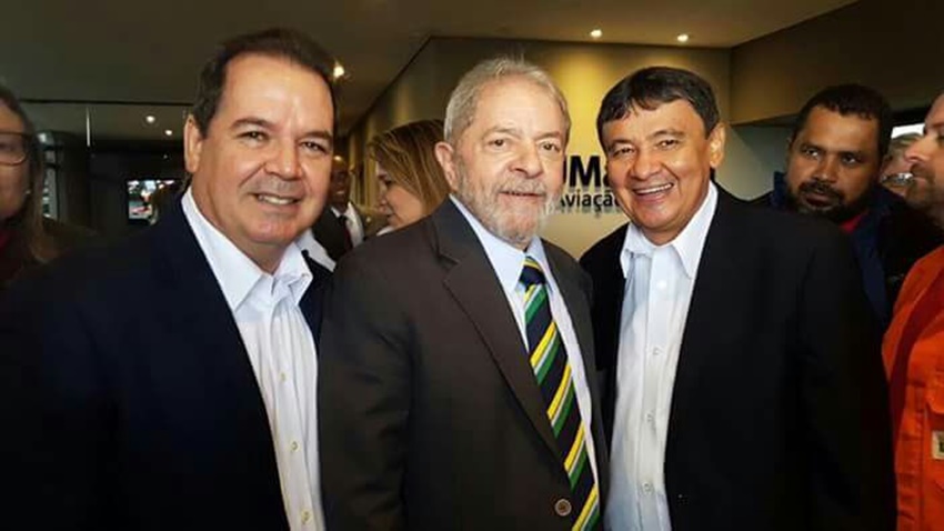 Tião Viana posta fotos ao lado de Lula e Dilma durante protesto em Curitiba
