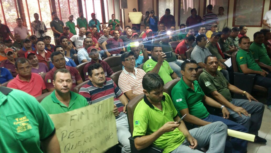 Mais de 400 taxistas protestam contra ações da Ageac e pedem alteração na Lei