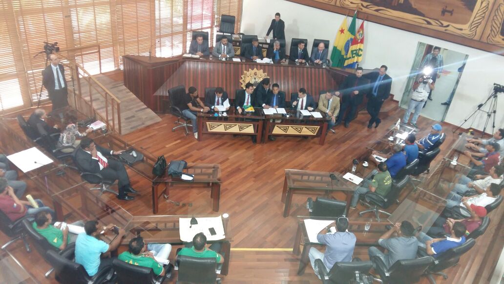 Deputados prometem estudar alteração à lei da Ageac e taxistas aguardam novas reuniões