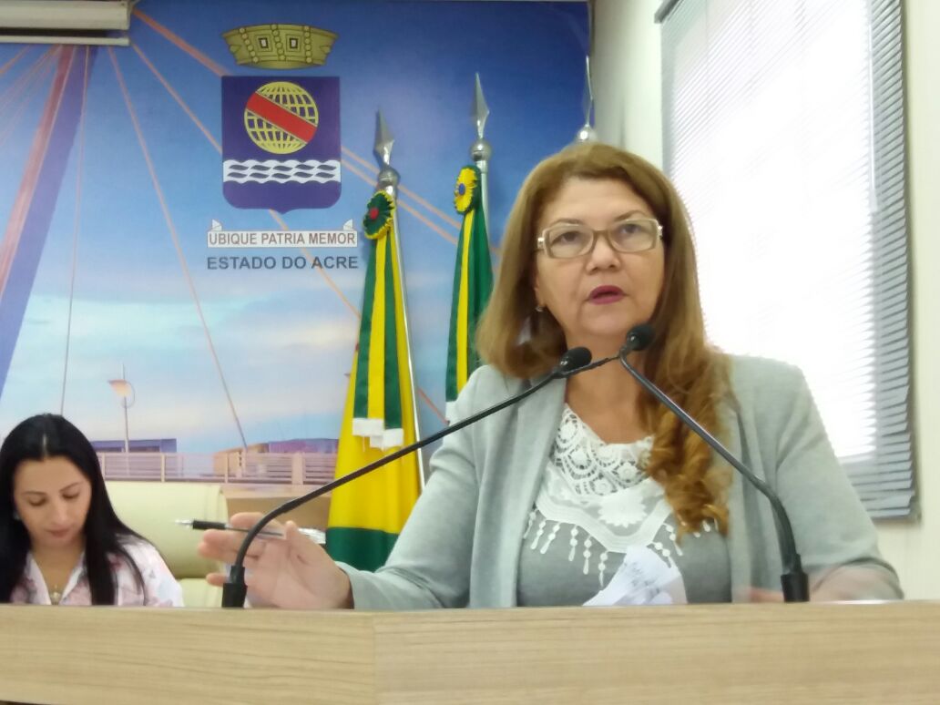Lene Petecão quer desconto na passagem de ônibus para alunos de cursinhos particulares