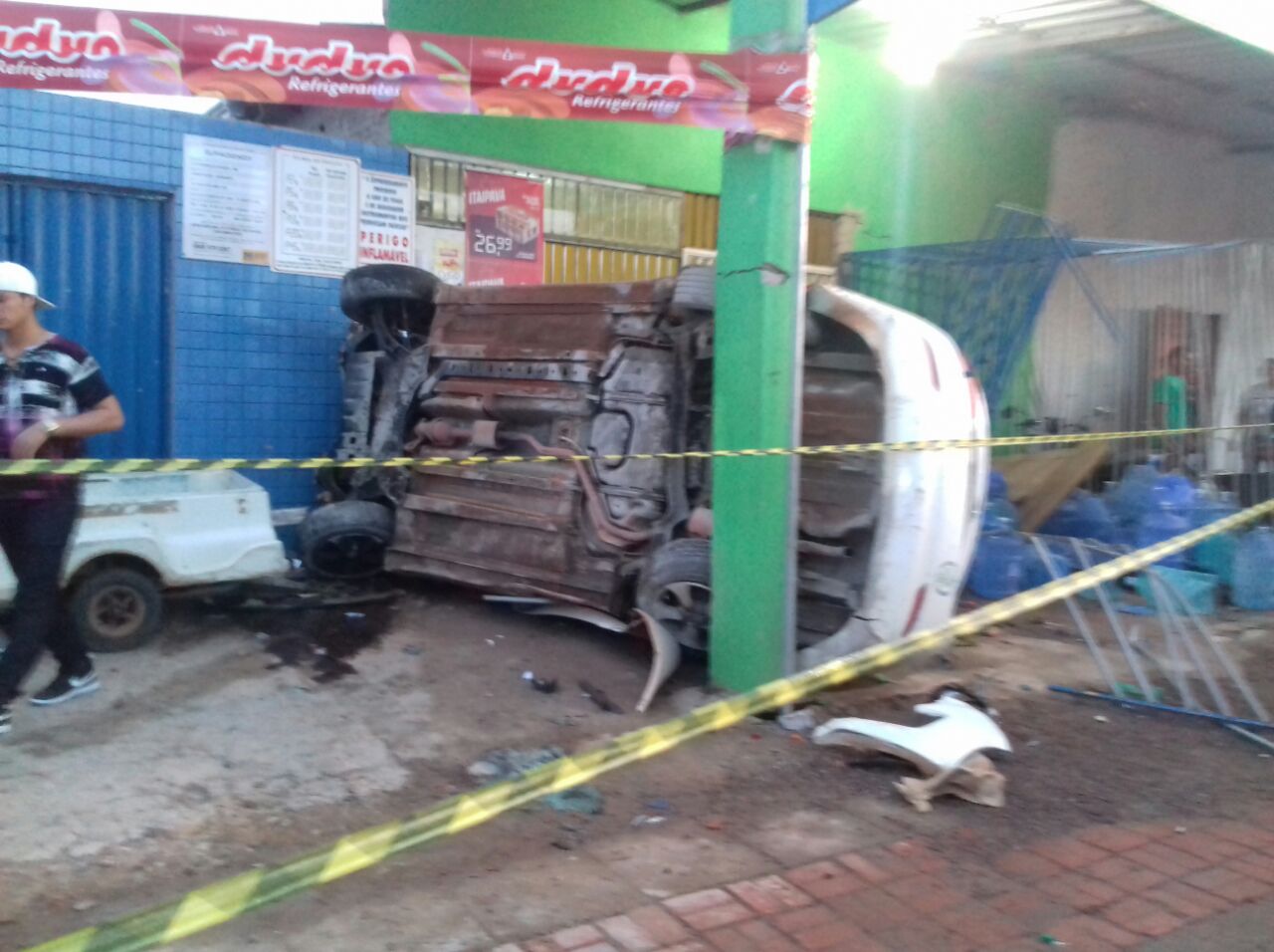 Veículo perde os freios e acaba capotando na rotatória em frente ao Via Verde Shopping