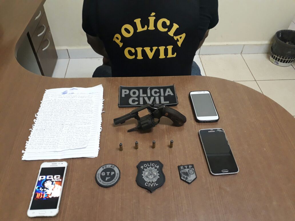 Polícia prende duas pessoas e encontra carta de facção cobrando mensalidade
