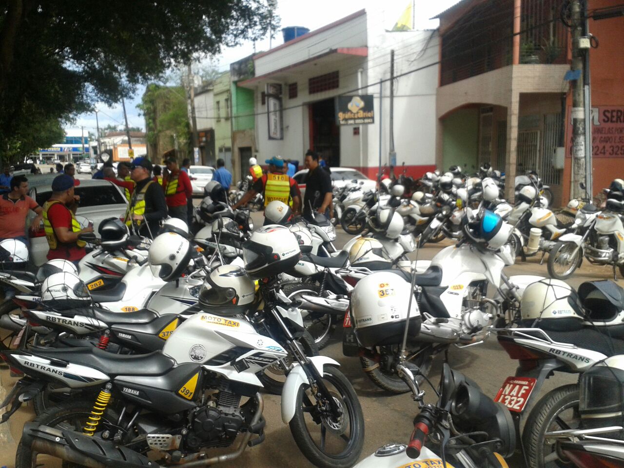 Taxistas fecham rua de acesso à Câmara Municipal protestando contra o Uber