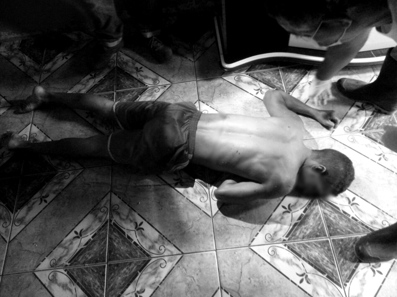 Jovem é assassinado a tiros dentro de casa no bairro Mocinha Magalhães