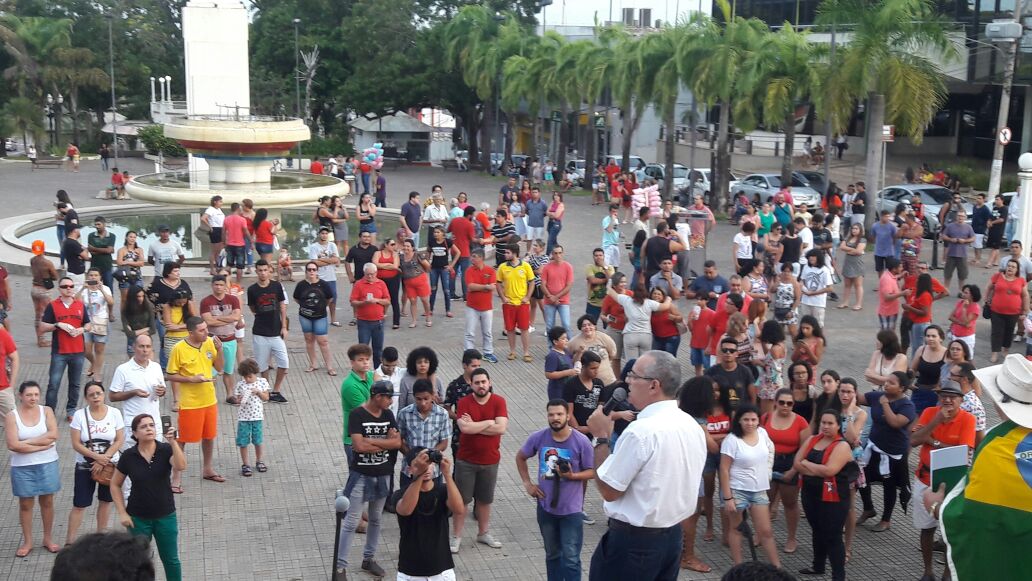 Manifestantes da Frente Brasil Popular se reúnem em frente ao Palácio para gritar “Diretas já!”
