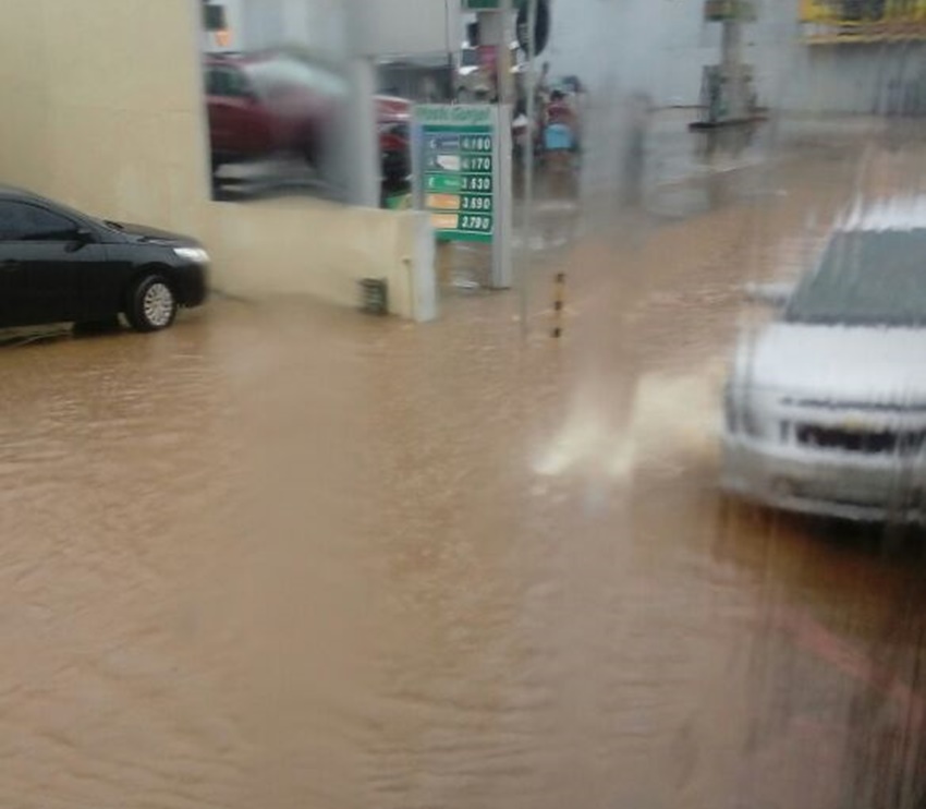 Após forte chuva durante a madrugada, ruas e avenidas da Capital amanhecem completamente alagadas