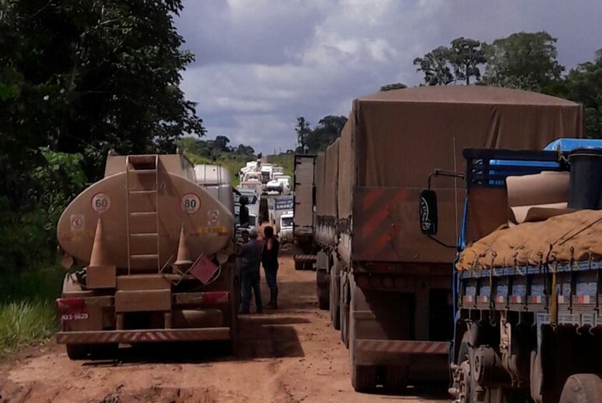 Tráfego para ônibus é liberado na BR-364 trecho entre Tarauacá e CZS