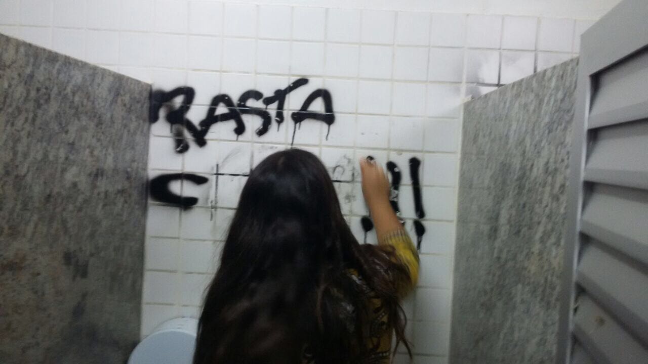 Organizadores do sarau se responsabilizam por limpeza após depredações na Ufac