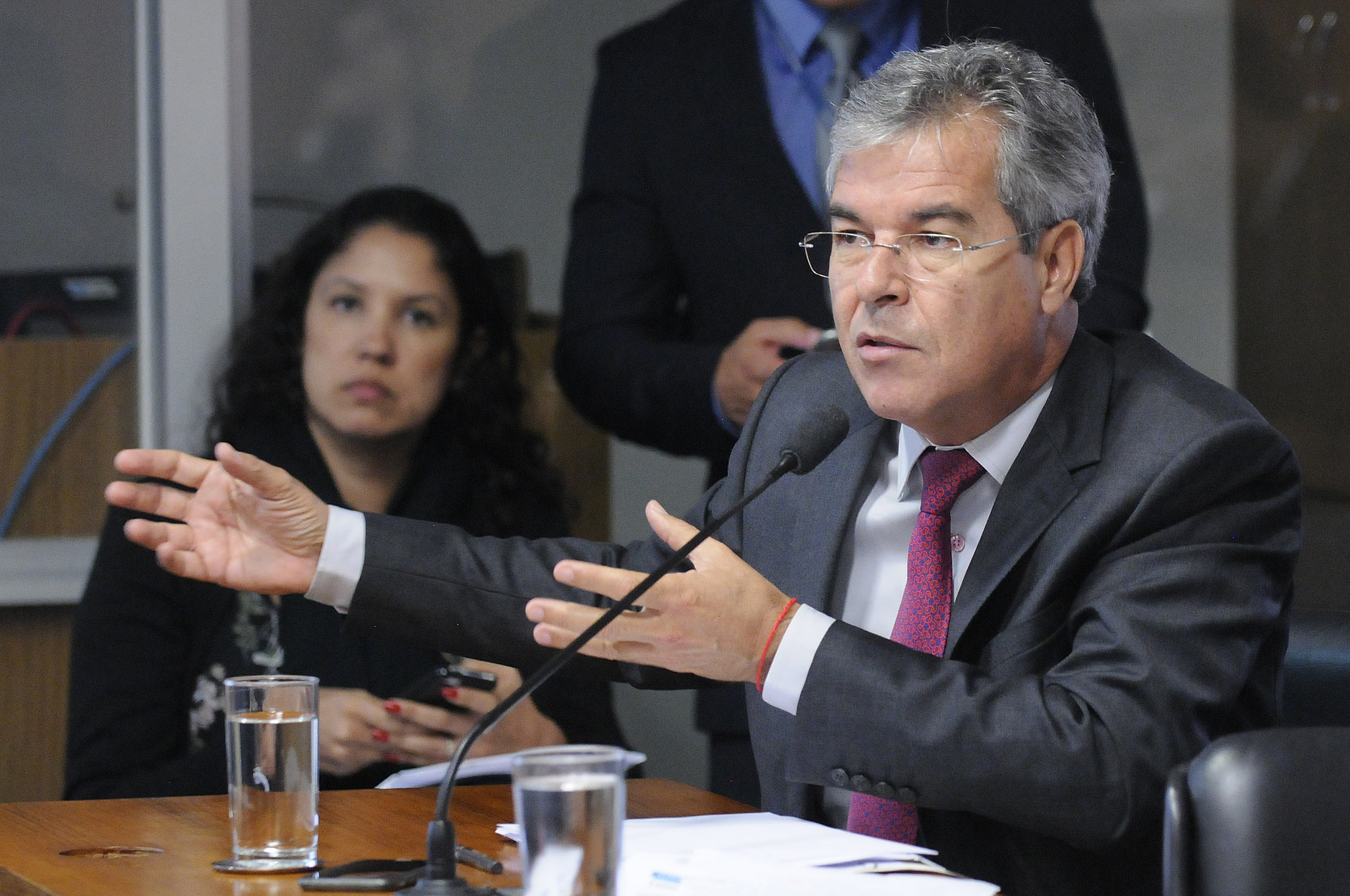 Em Brasília, Jorge Viana volta a criticar cobrança de bagagem em viagens aéreas