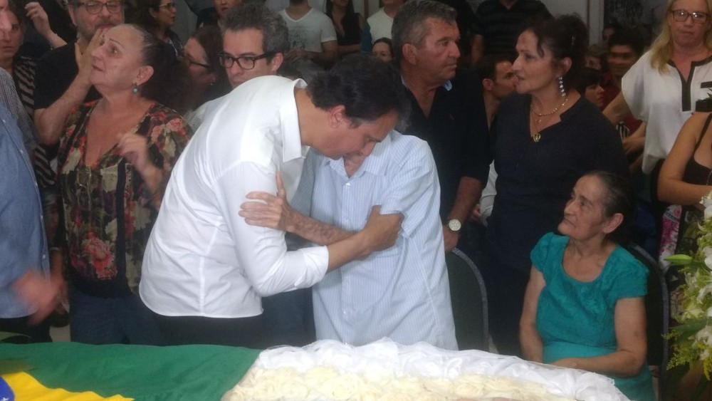 Familiares, amigos e milhares de fãs comparecem ao velório de Belchior; VÍDEO