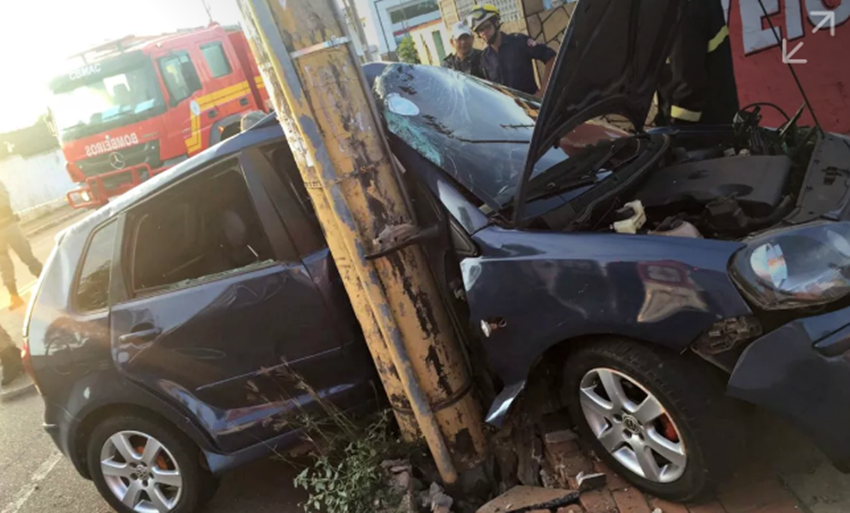 Motorista perde controle de carro e colide contra poste na madrugada de domingo