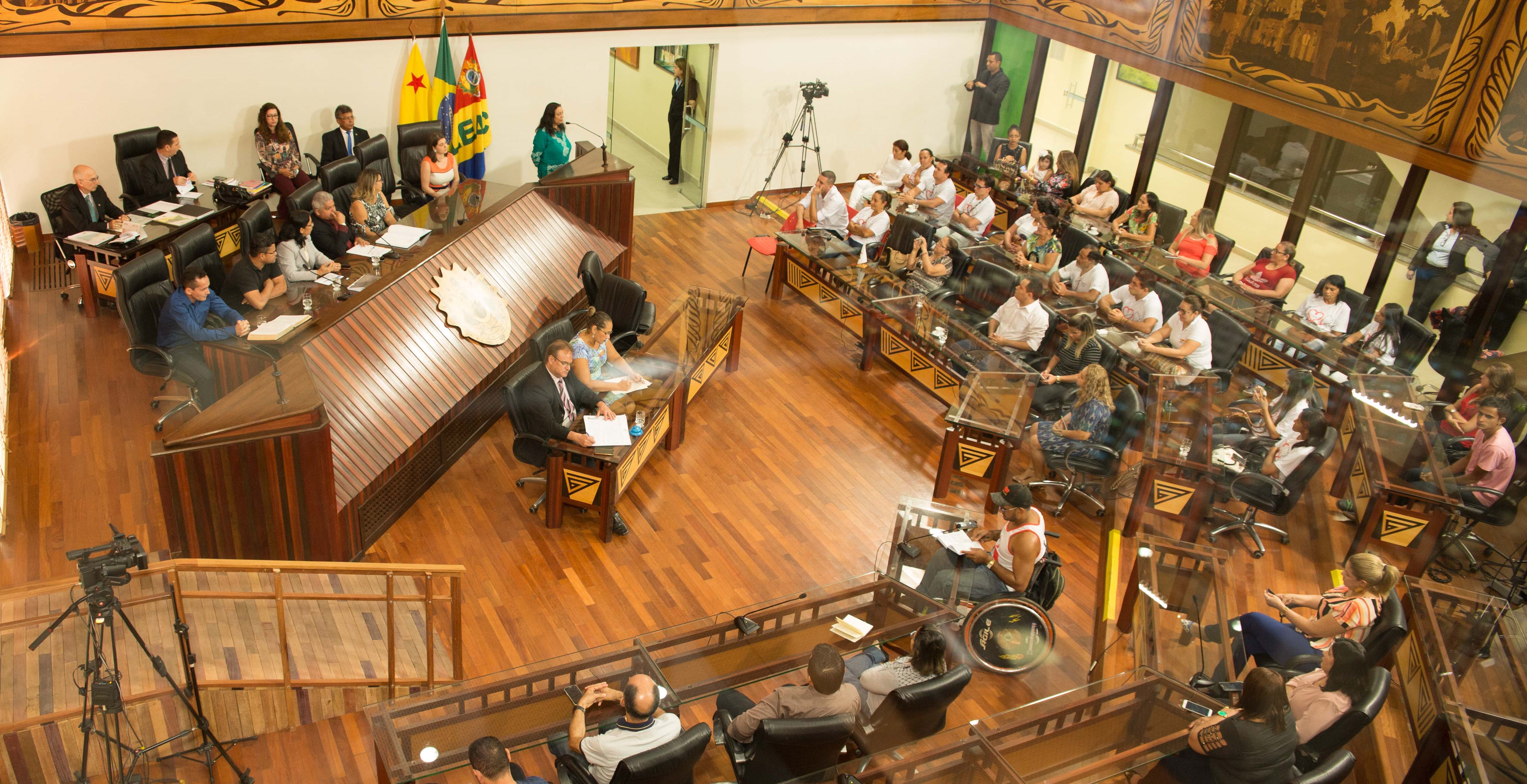 Sessão Solene da Assembleia Legislativa do Acre homenageia profissionais da Enfermagem