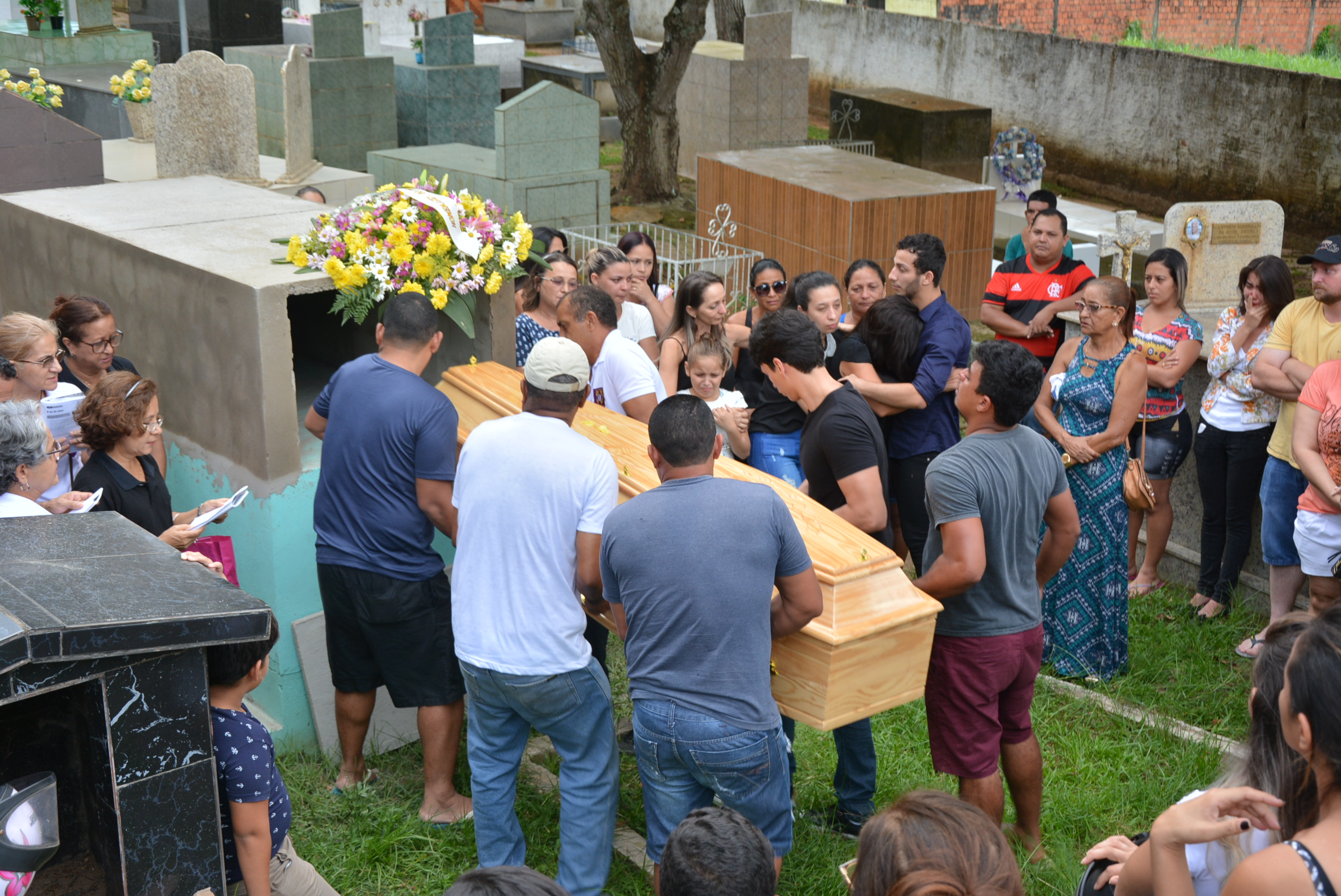Rodeado de familiares e amigos, Rafael Mafra é sepultado em Rio Branco