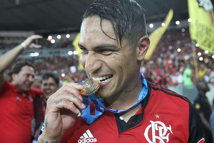 Guerrero decide, Fla vira sobre Flu e é campeão invicto no Maracanã